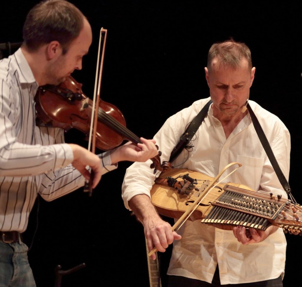 Faust och Fredriksson spelar fiol och nyckelharpa.