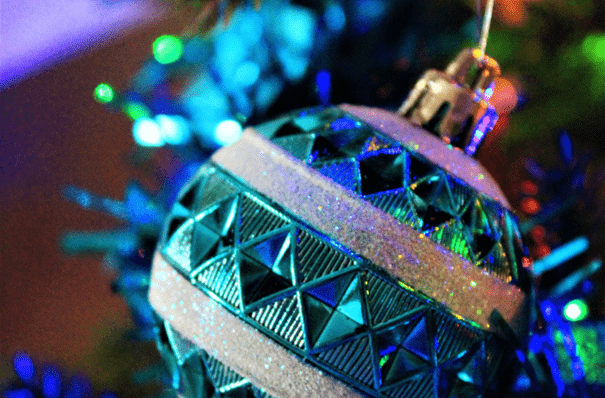 En mönstrad julgranskula i blå färger.