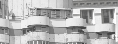 En svartvit bild av några balkonger på ett hus.