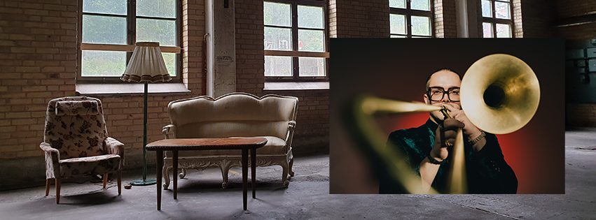 Paggi spelar trombon mot en röd vägg. Bild klistrad över kalt rum med soffgrupp