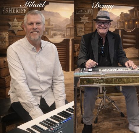 Mikael och Benny bakom varsitt keyboard i Saloon-liknande miljö.