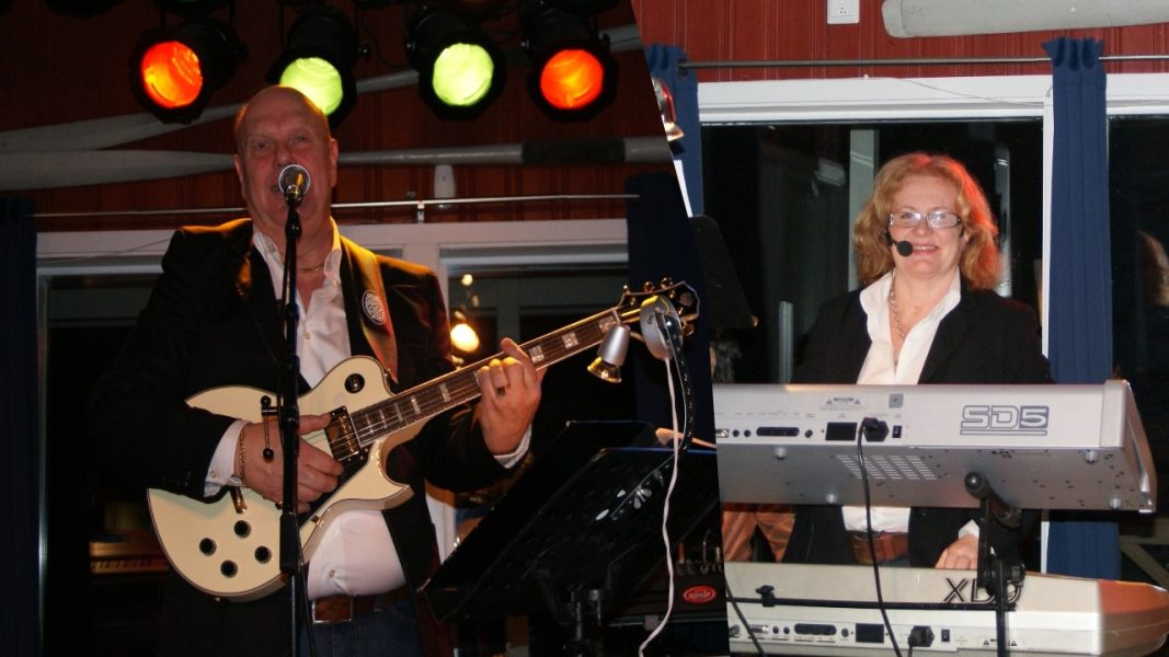 Nyströms i vit skjorta, svart kavaj och jeans med gitarr respektive bakom två keyboards.