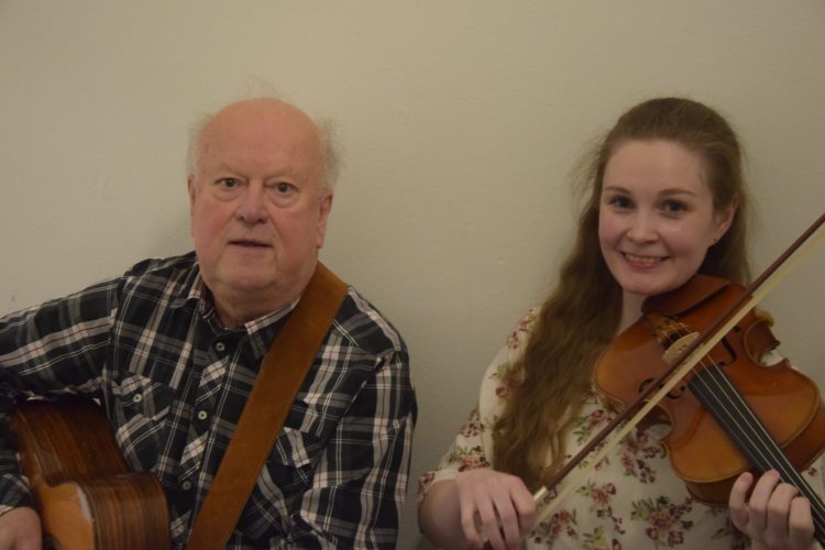 Lars och Anna med gitarr respektive fiol.