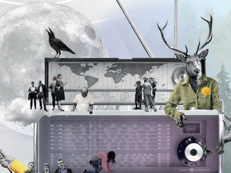 En collagebild med bland annat en radio, en hjort i skjorta, en korp, en mikrofon och en måne.