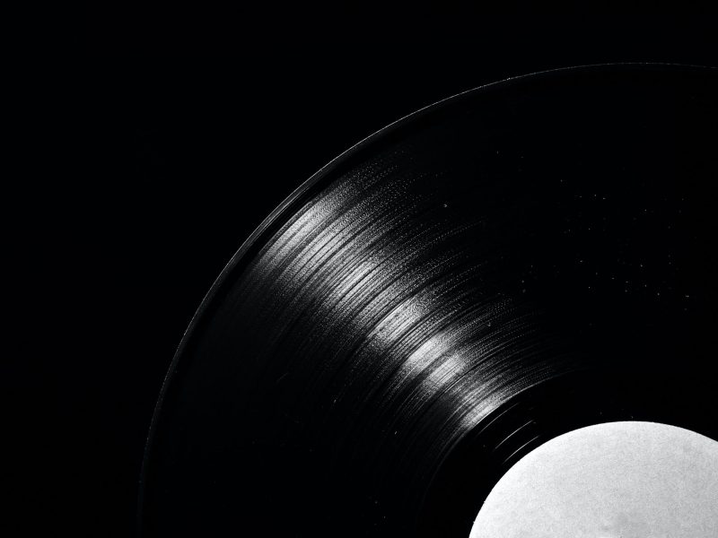 En svart LP-skiva mot svart bakgrund.